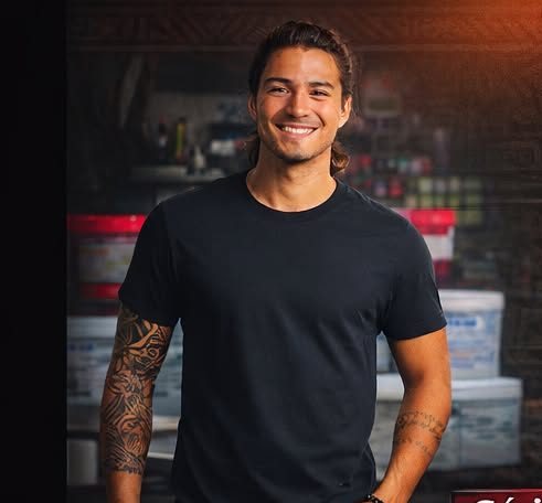 Membre de l'équipe Tahiti Sunwear dans l'atelier d'impression